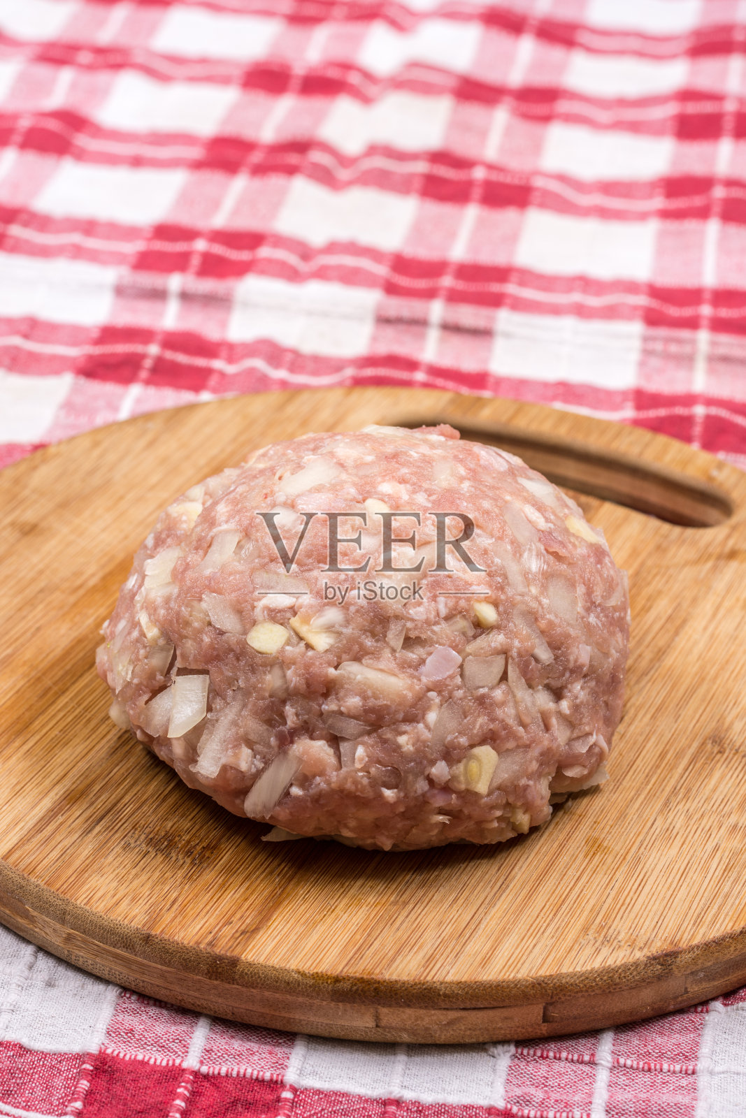 汉堡用的碎肉和洋葱照片摄影图片