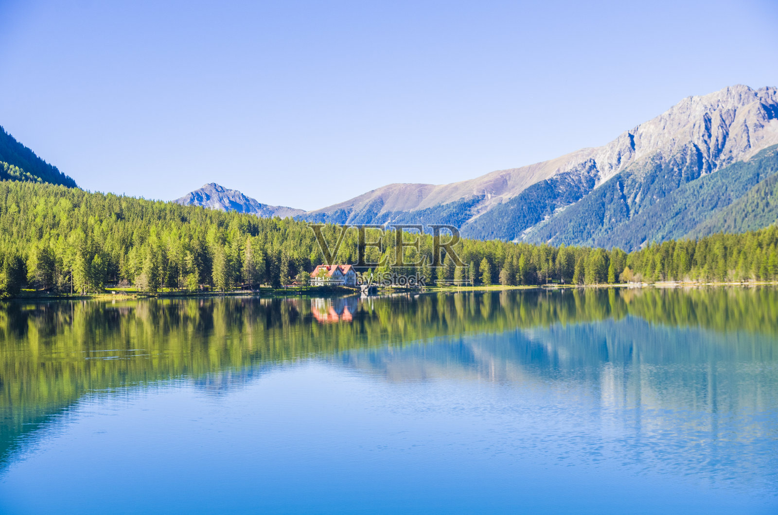 山中湖,碧水碧水,背景是农家小屋照片摄影图片
