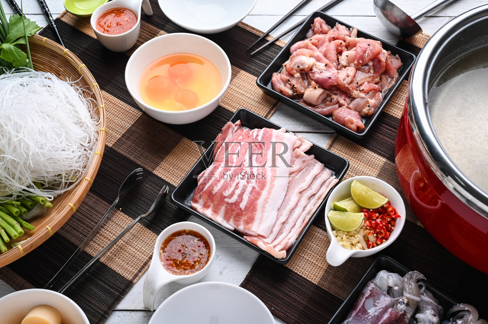 寿喜烧。准备原料,牛肉,鸡蛋,豆腐,蔬菜和绿豆面寿喜烧用火锅。照片摄影图片