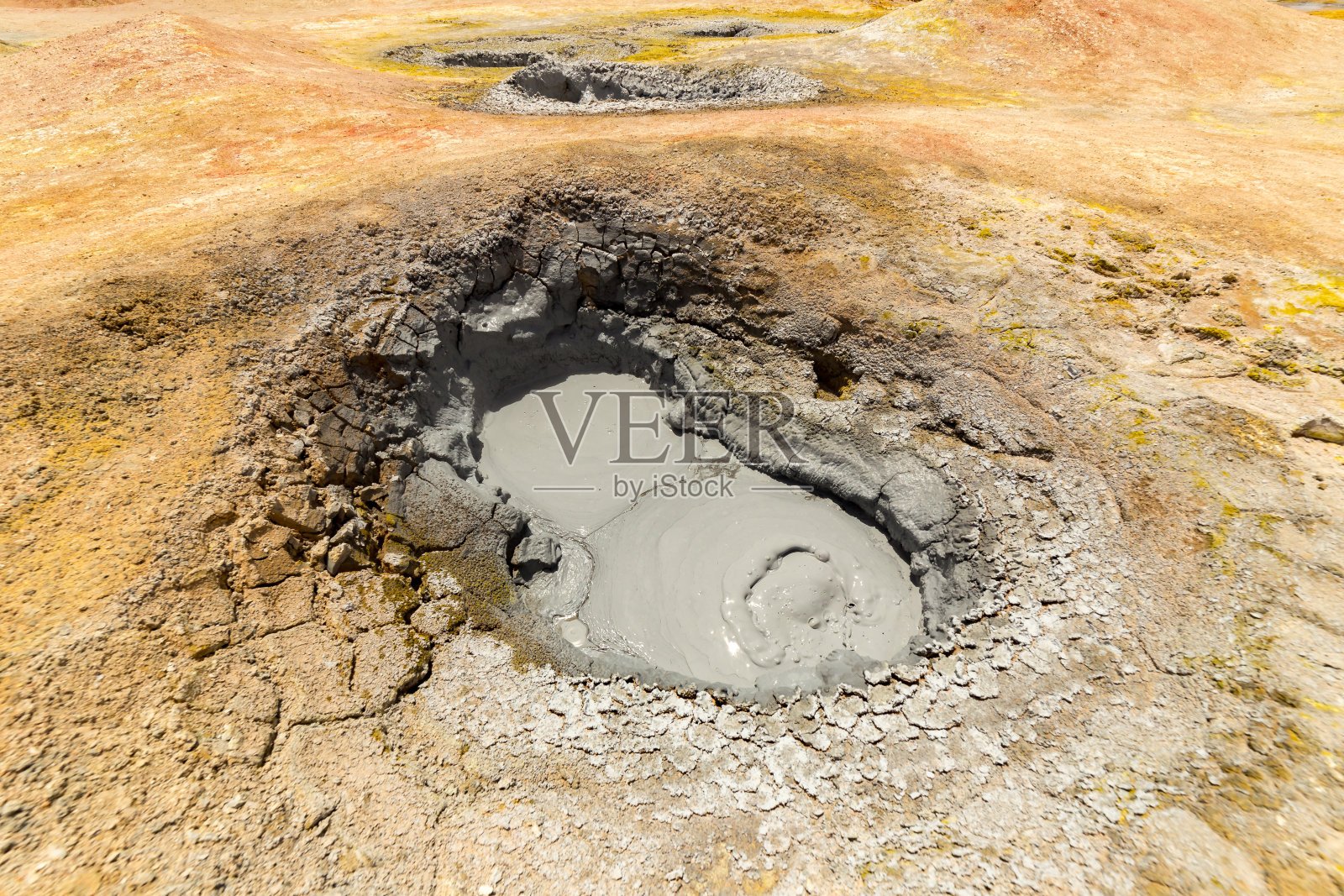 在玻利维亚南部的Sol de Manana的间歇泉和喷气孔照片摄影图片