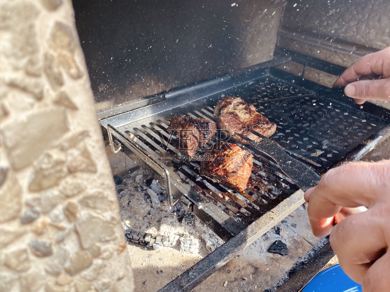 在黑格子和木炭上煎的肉排照片摄影图片