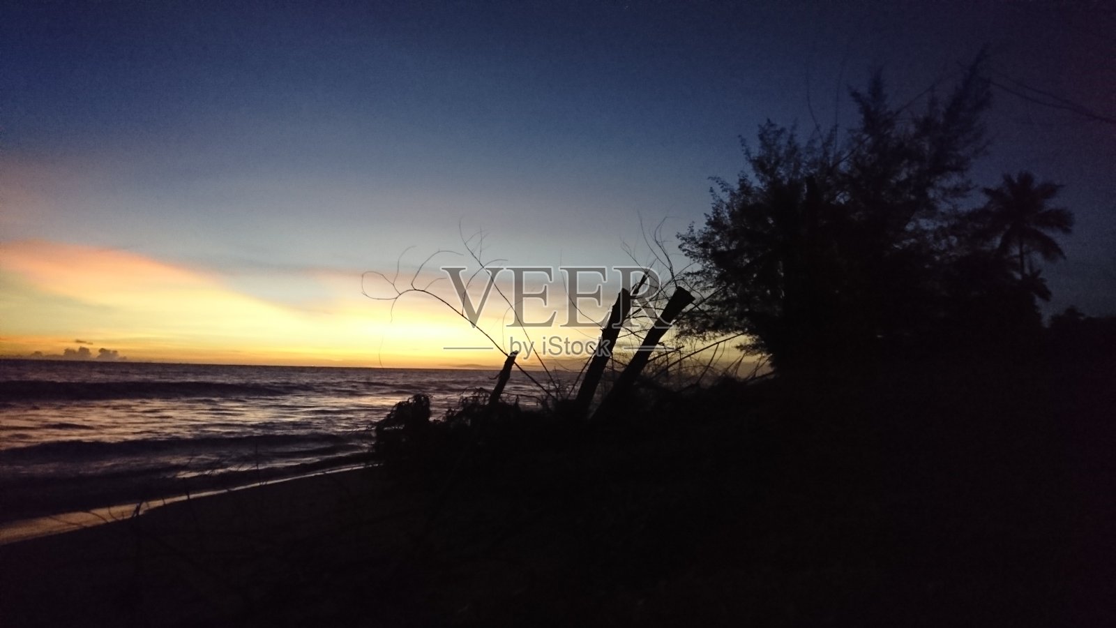 海滩上的日落照片摄影图片