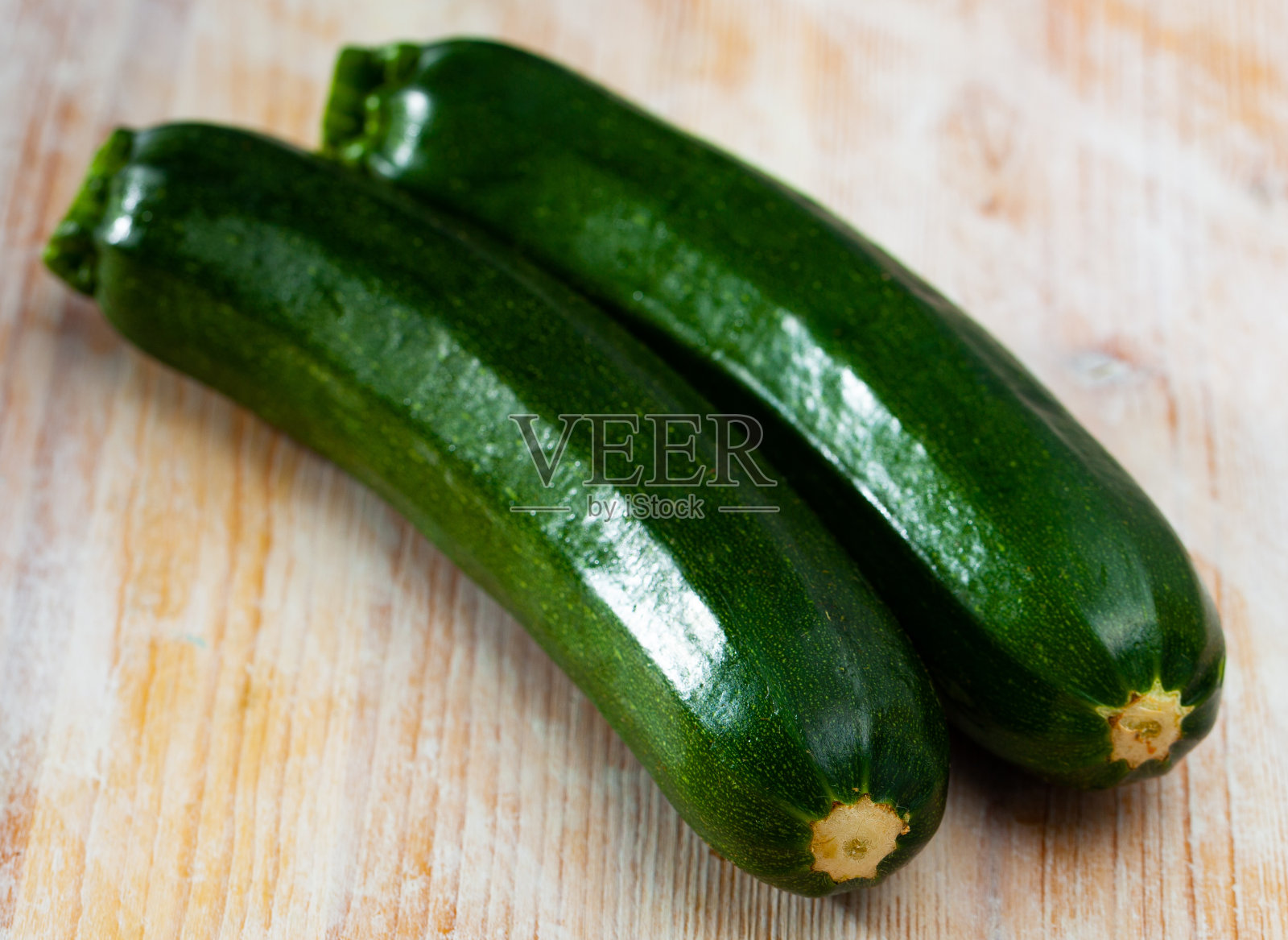 木质表面的新鲜西葫芦照片摄影图片