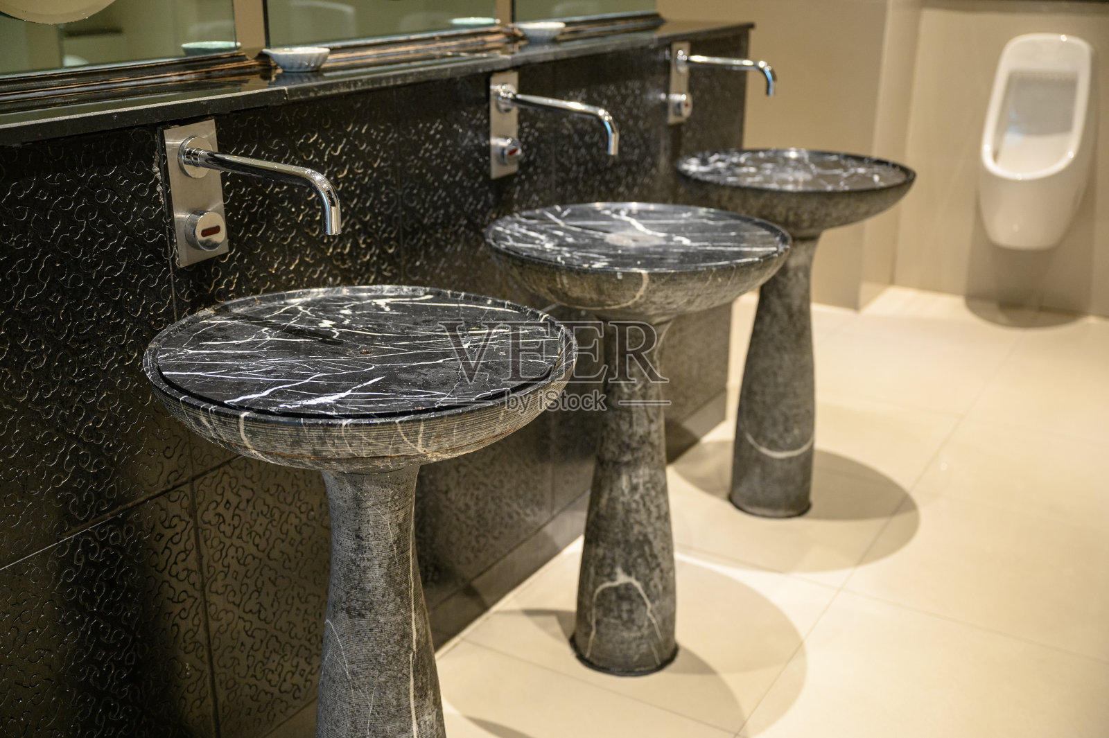 豪华大理石水槽与不锈钢水龙头马桶照片摄影图片