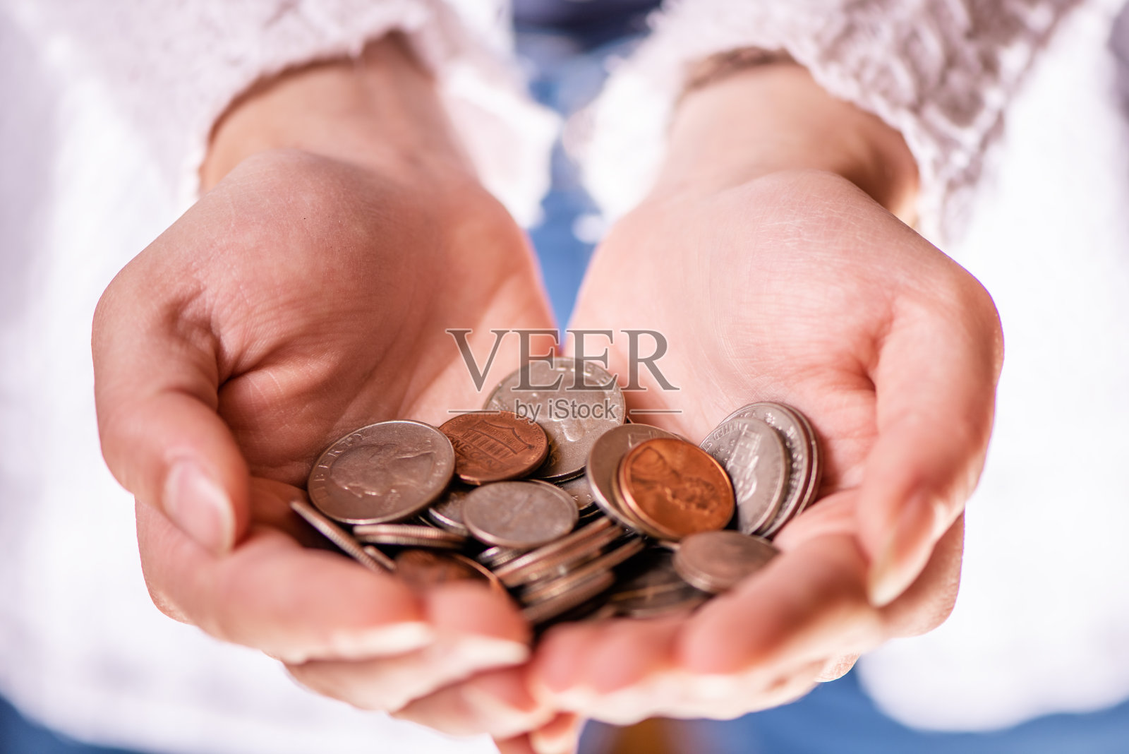 细节的女孩手中拿着松散的零钱我们的美元现金硬币照片摄影图片