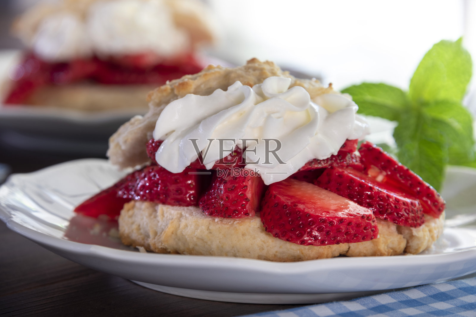 自制的草莓娃娃照片摄影图片