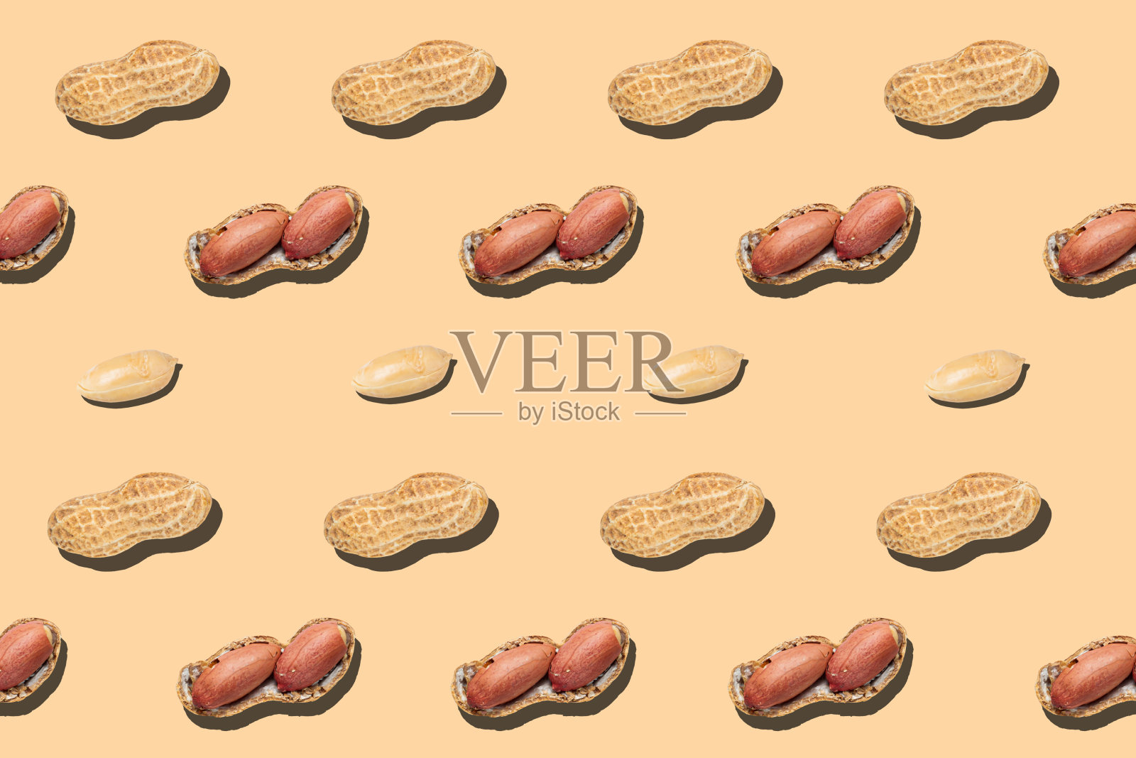 破碎的花生图案在橙色的背景上。照片摄影图片