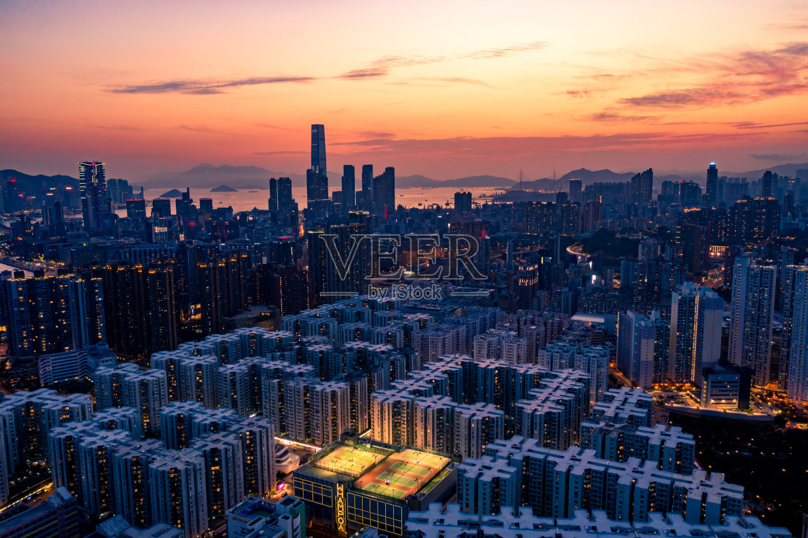 日落时香港城市的无人机视图照片摄影图片