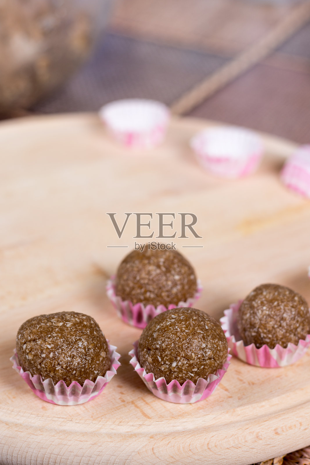 巧克力球装在纸篓里,放在木板上照片摄影图片