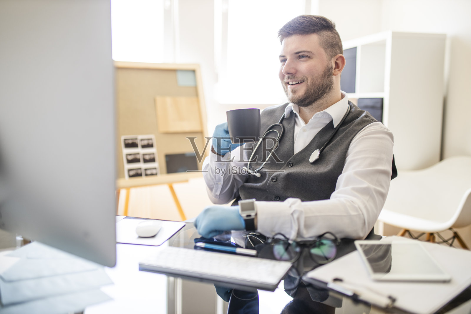 医生享受着一杯咖啡照片摄影图片
