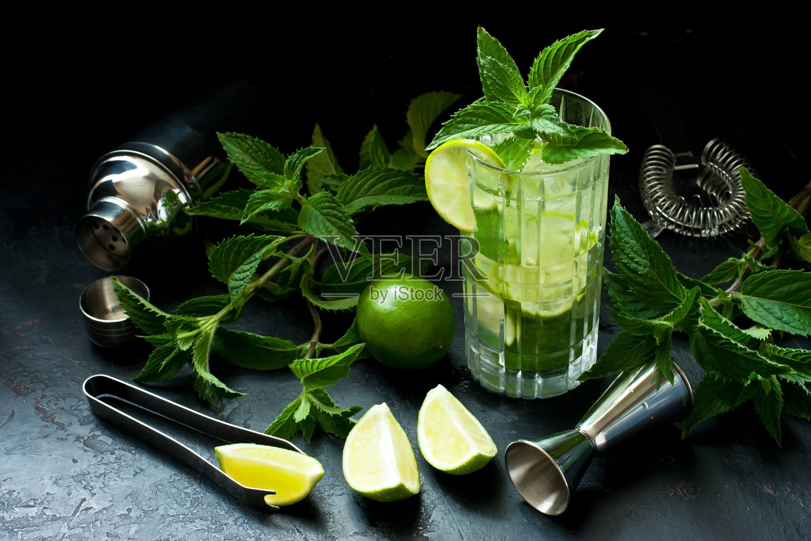 传统的夏季异国情调的莫吉托与酸橙,薄荷和冰照片摄影图片