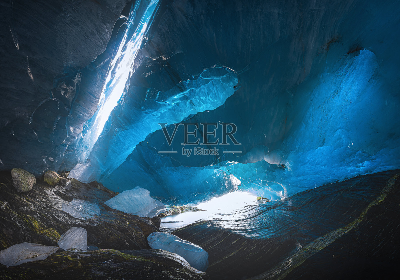 蓝色冰冰川洞洞内的山冰川阿里贝克,Dombay照片摄影图片
