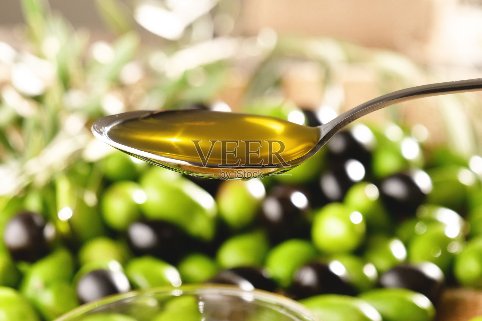 新鲜收获的意大利真正橄榄的组成,提供高品质的油生产。照片摄影图片