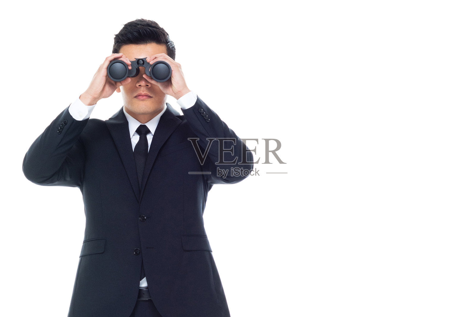 华裔男性手持望远镜站在白色背景前照片摄影图片