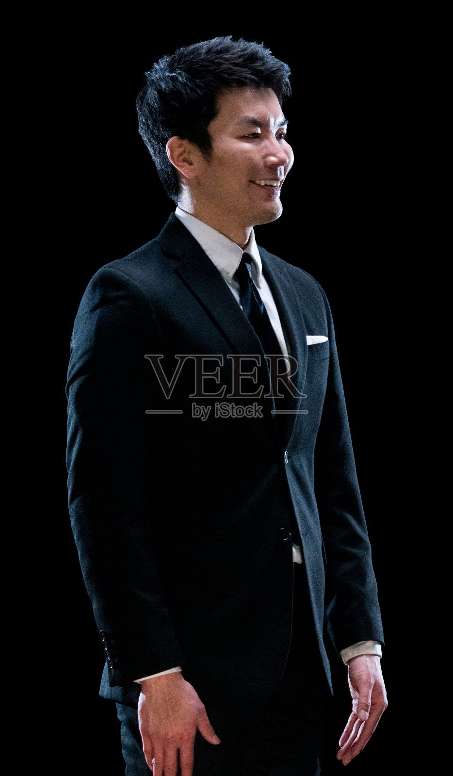 东亚裔年轻男性商人面前的黑色背景穿着商务服照片摄影图片