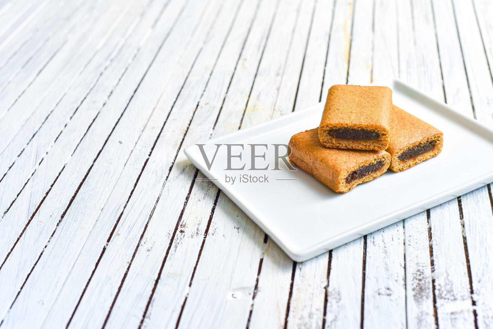 新鲜无花果饼干在白色盘子照片摄影图片