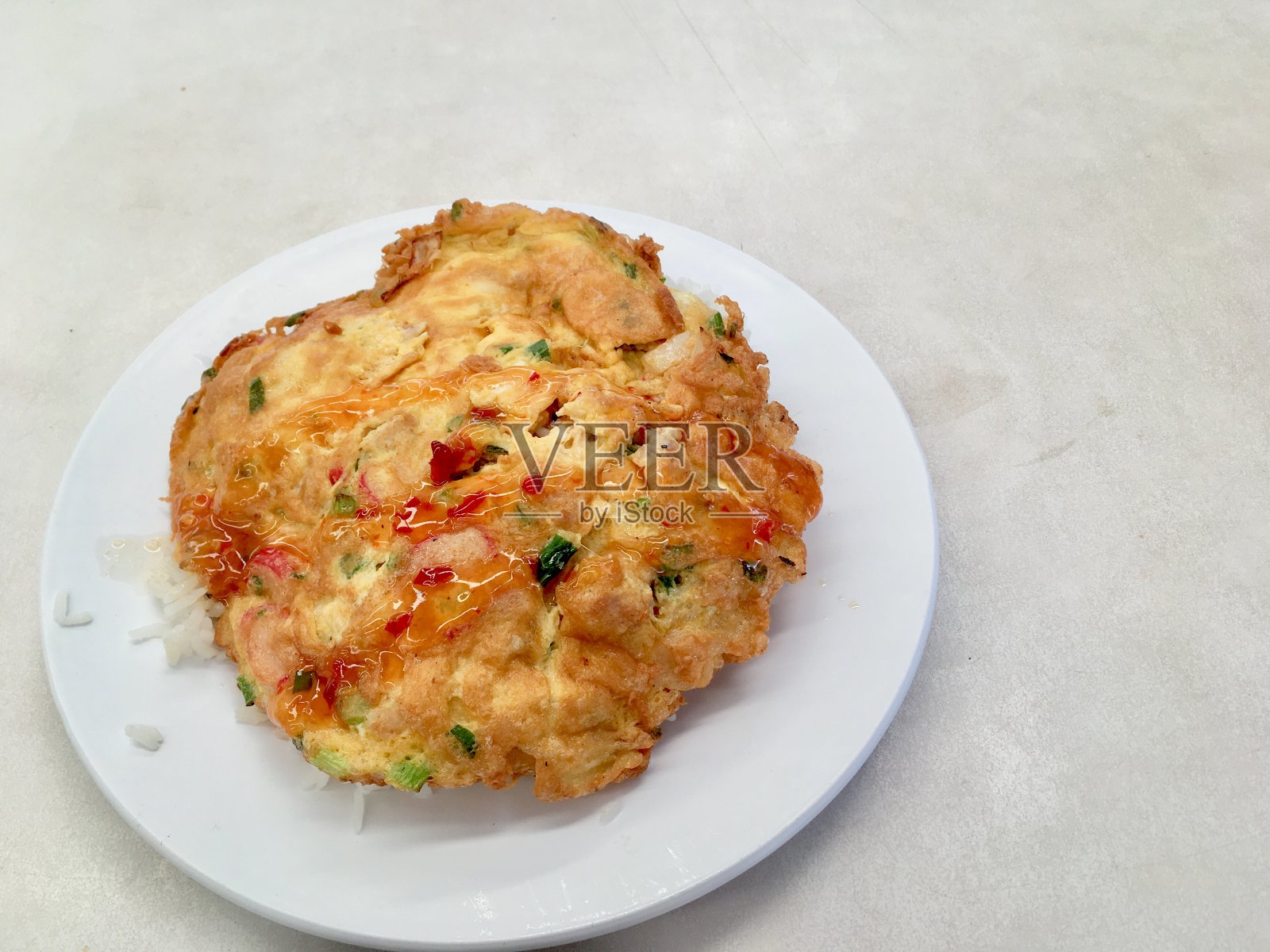 煎蛋饭配葱花,淋上酱汁照片摄影图片