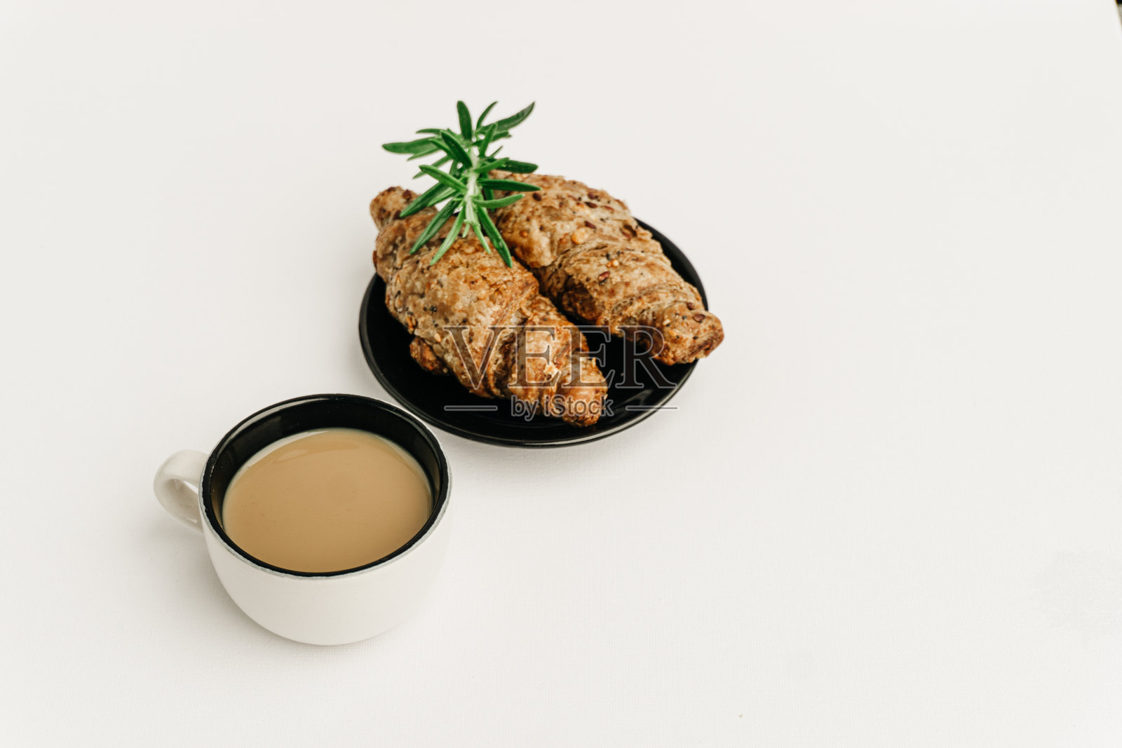 早餐有咖啡和有机种子牛角面包孤立在白色。极简和黑白图像。照片摄影图片