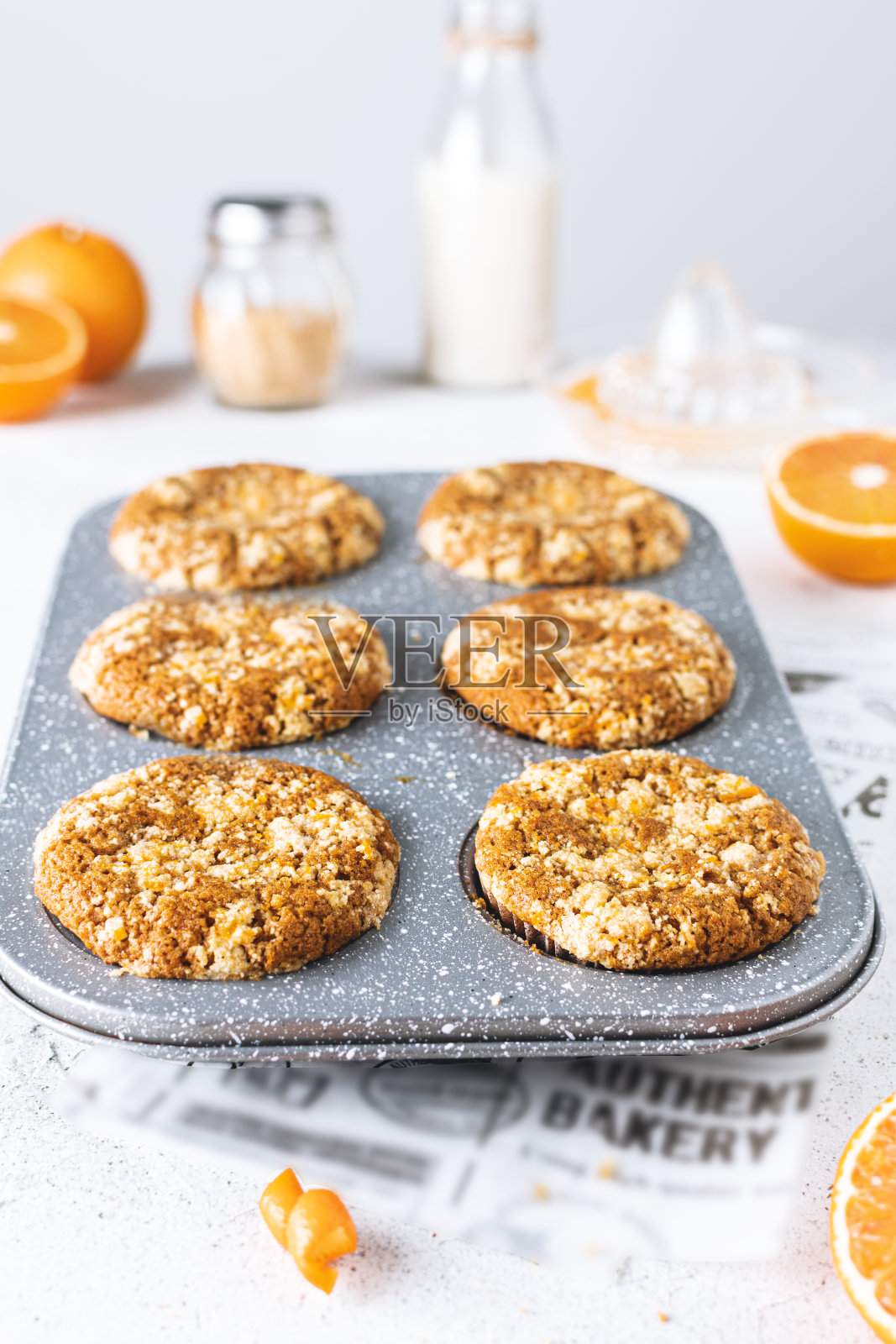 特写的橙色松饼在平底锅与应力,在白色的桌子上,拷贝空间照片摄影图片