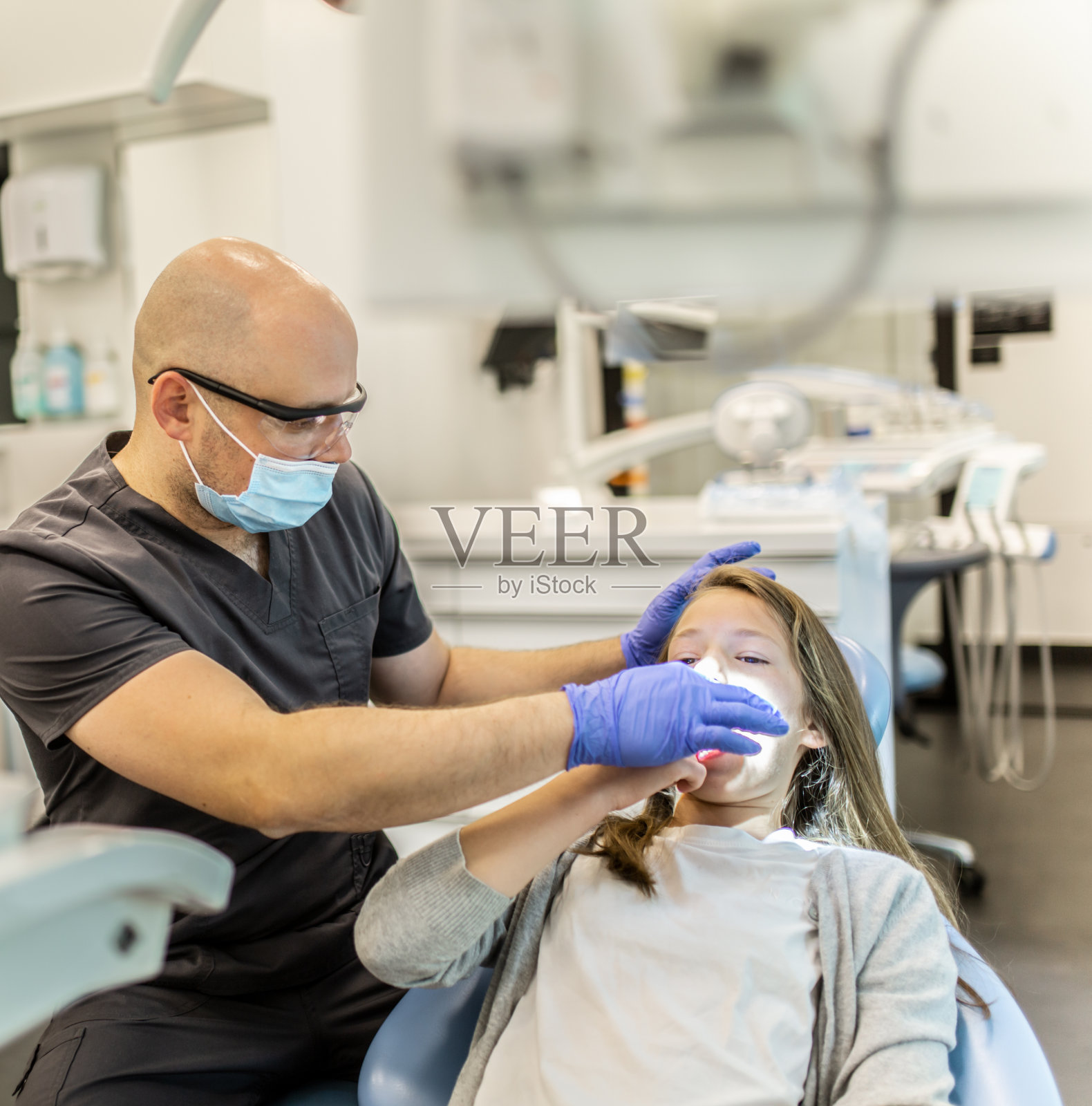 年轻美丽的女孩在牙医条例照片摄影图片