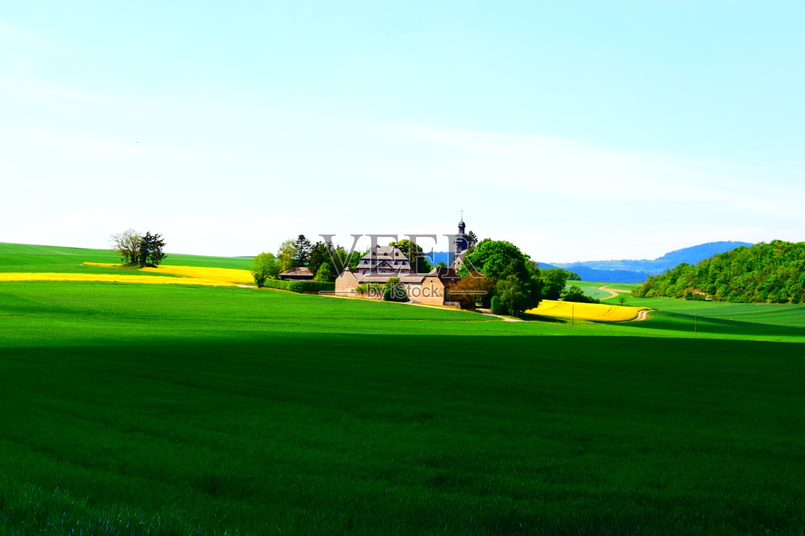 在朝圣者教堂周围的小定居点照片摄影图片