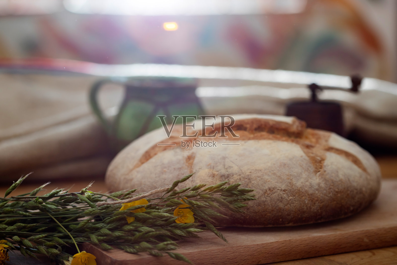 木桌上新鲜烘焙的传统面包照片摄影图片