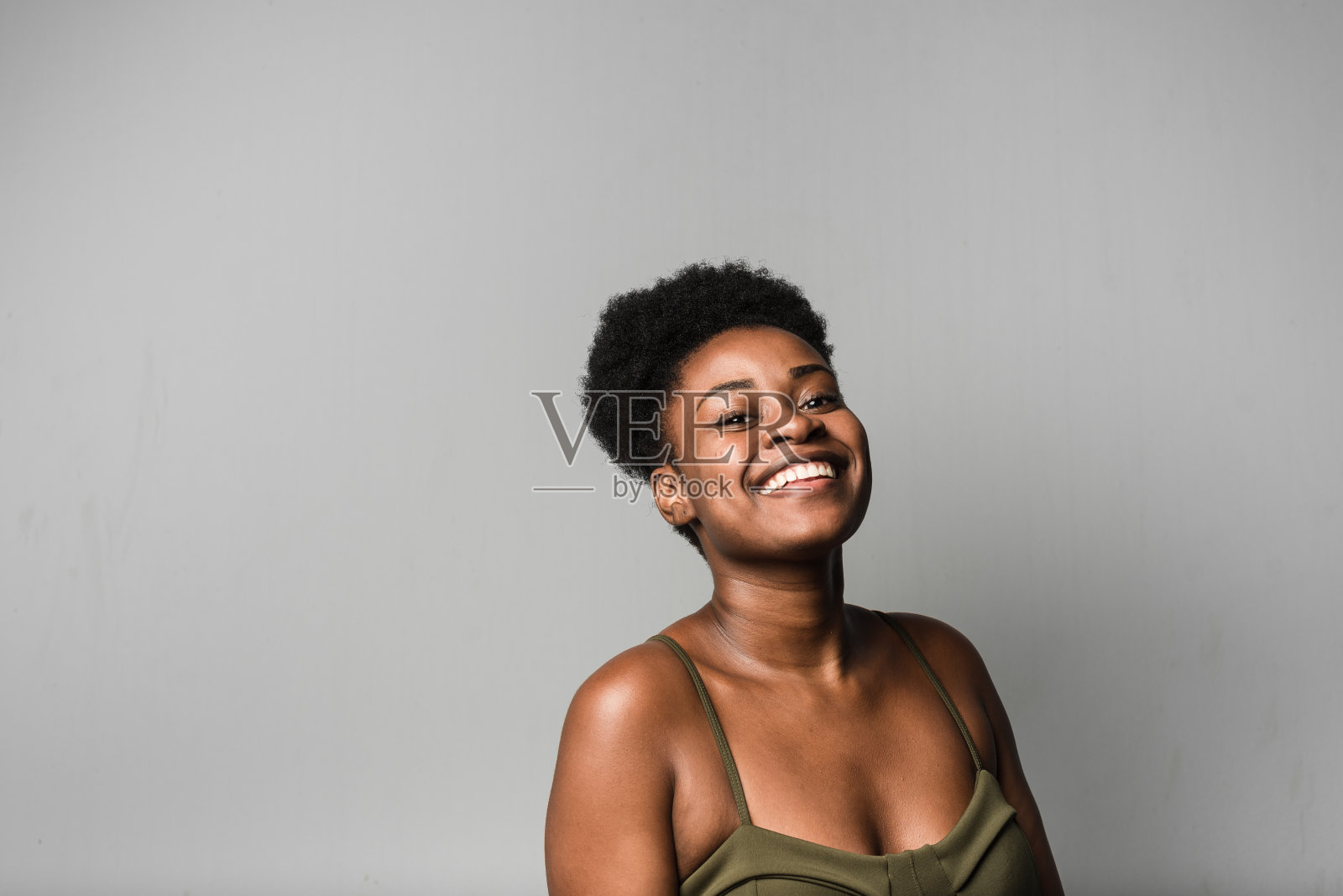 积极的年轻女子在工作室照片摄影图片