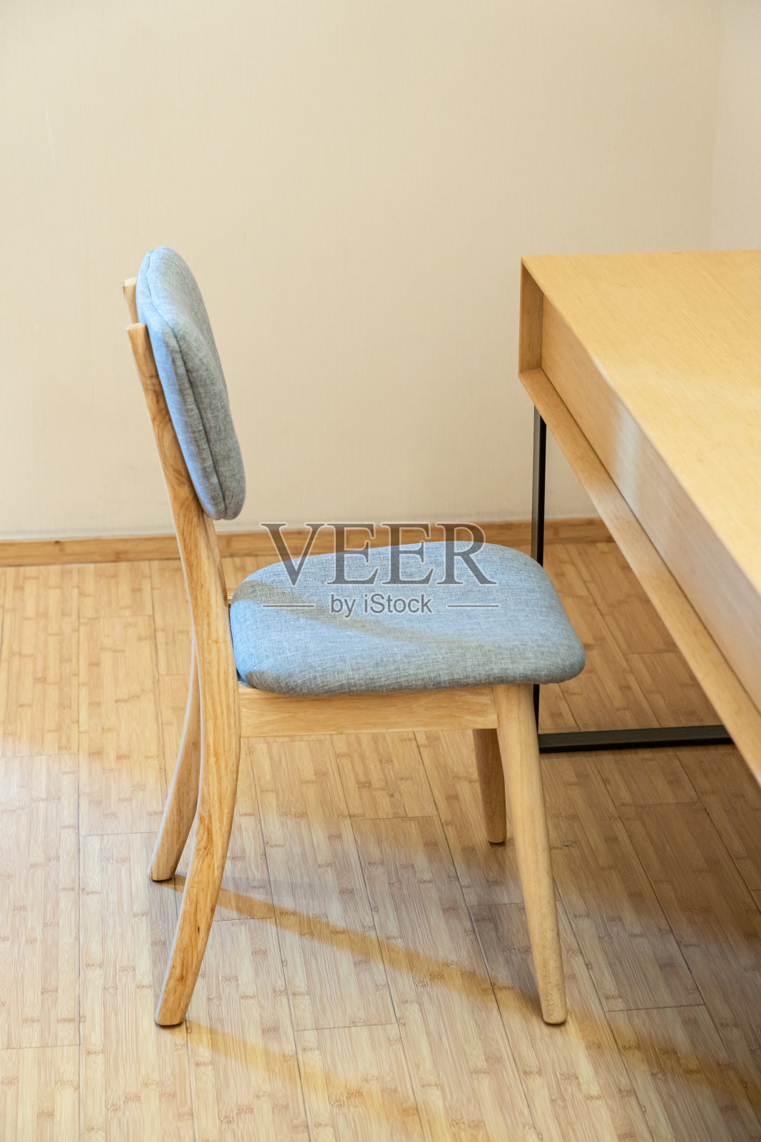 简约风格的桌椅照片摄影图片