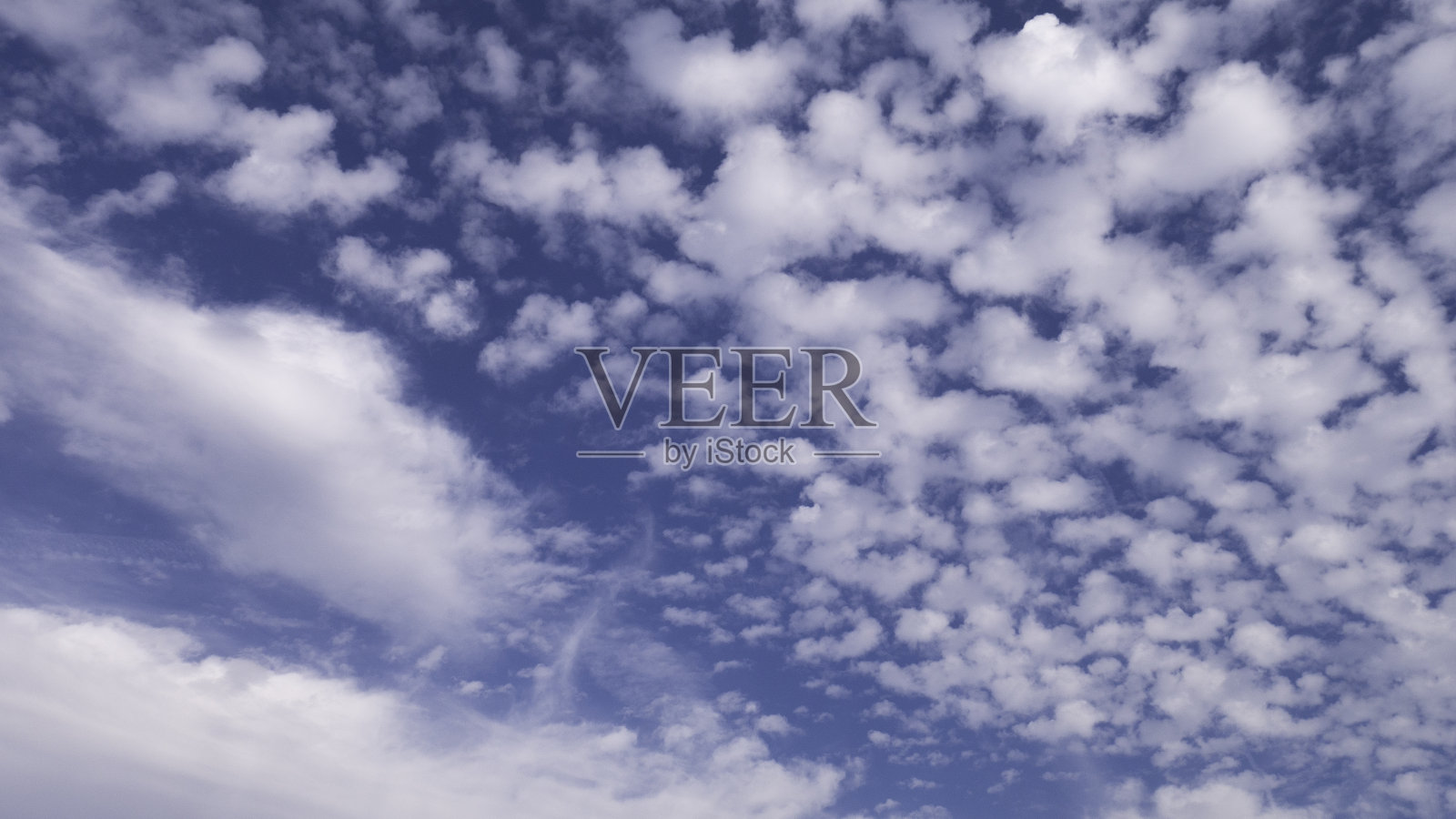 蓝天上散落着白云。照片摄影图片