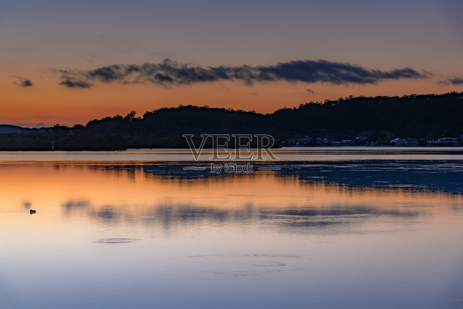 海湾上的日出和淡云照片摄影图片