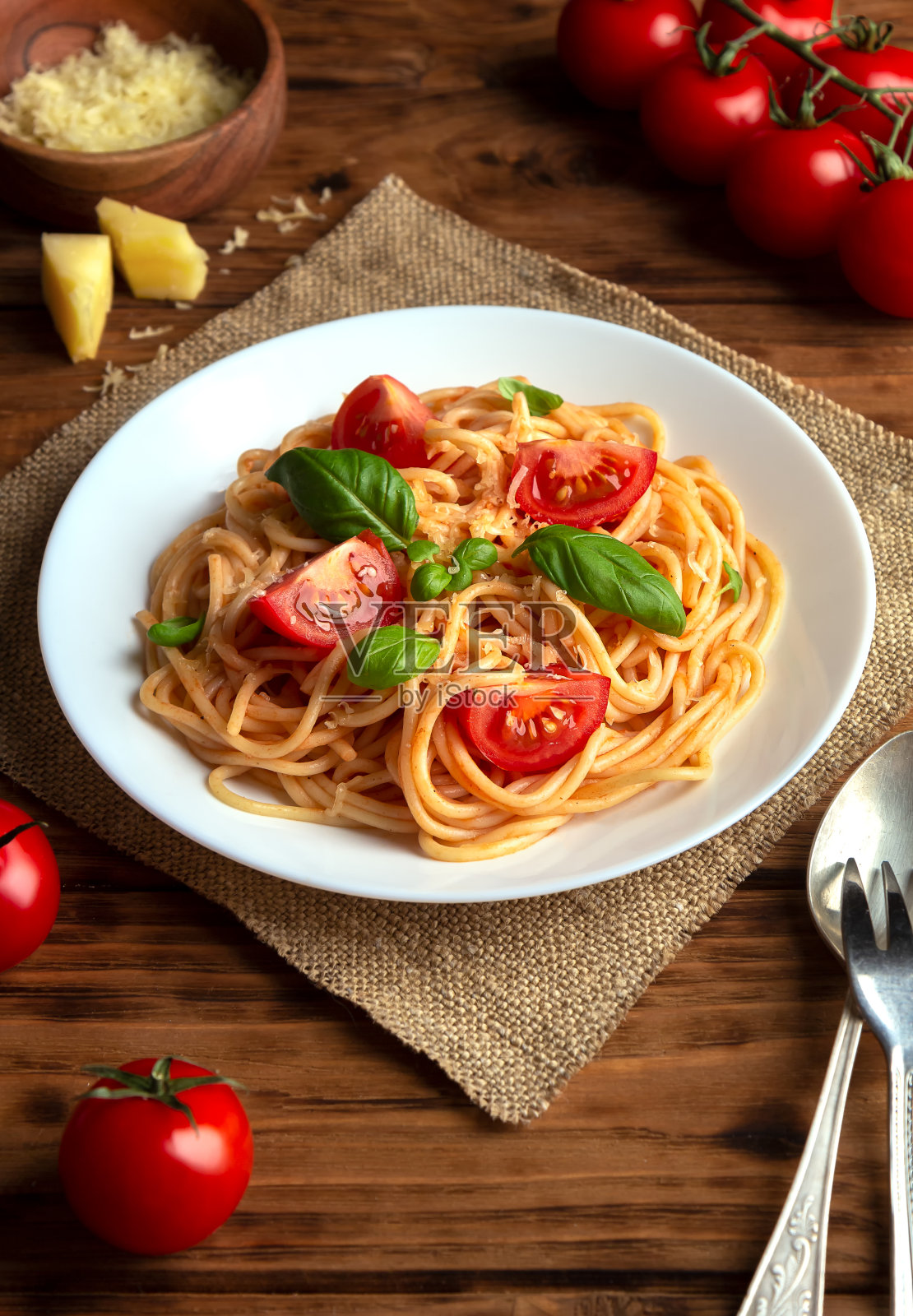 番茄酱意大利面,乳酪,棕色背景照片摄影图片