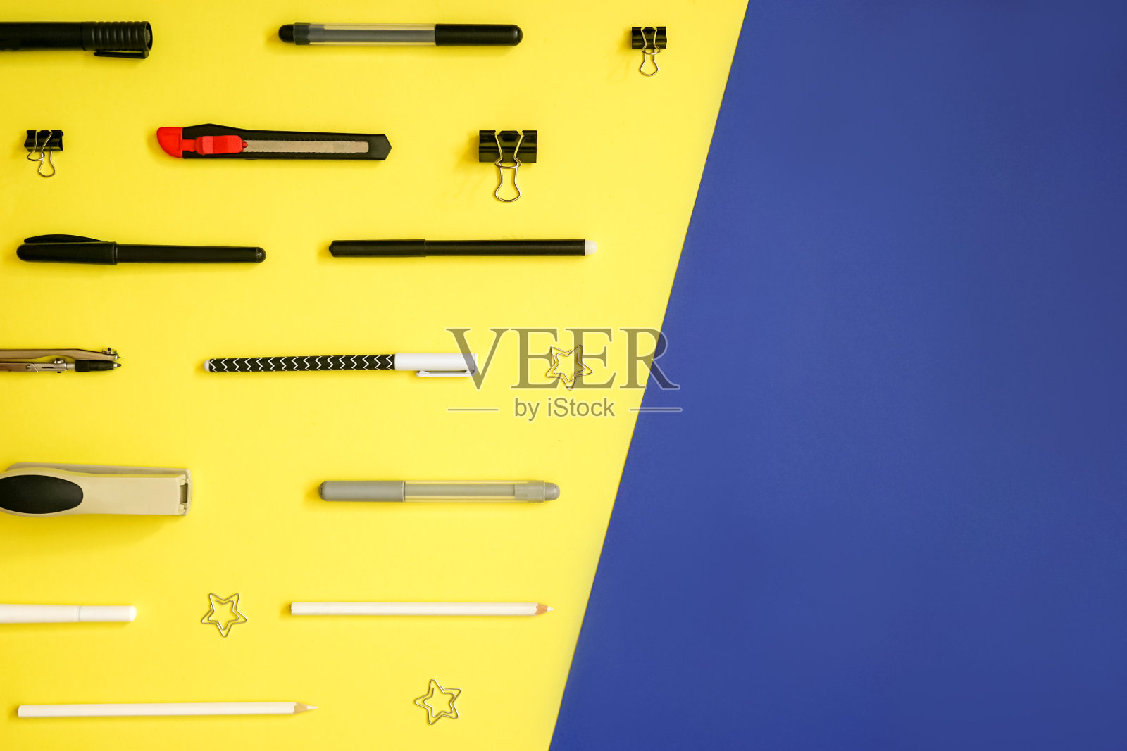 文具在黄色。平的。照片摄影图片