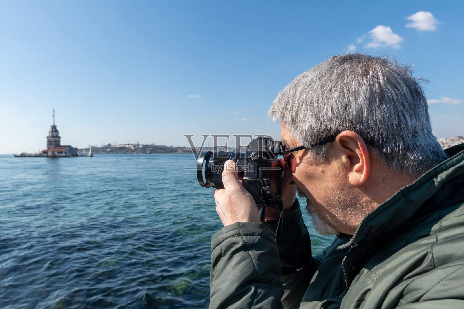 年长的男子在少女的塔前拍照照片摄影图片