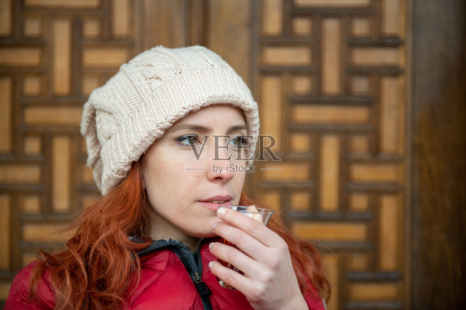喝茶的迷人红发女人照片摄影图片