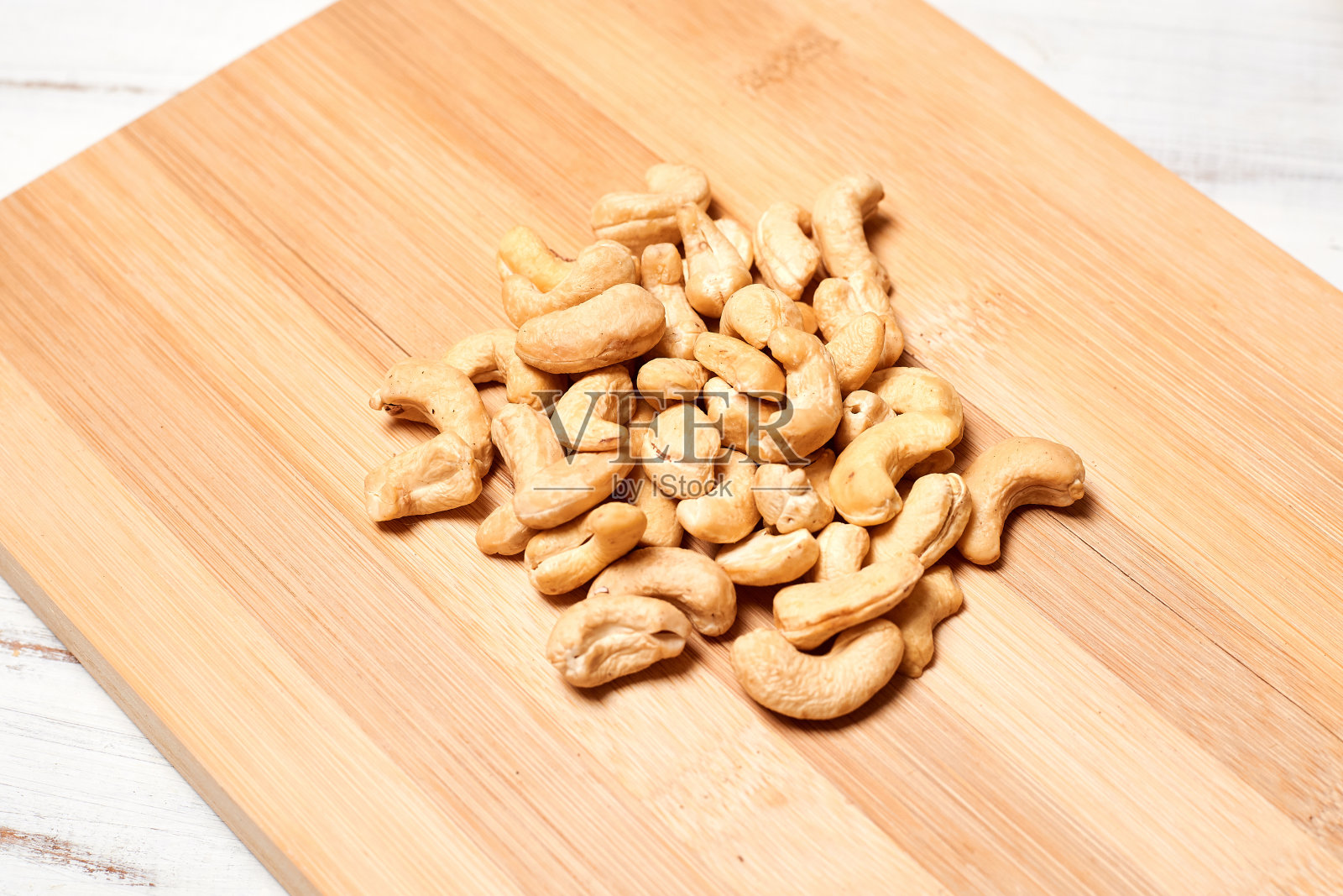 生腰果特写在一个轻木背景。照片摄影图片