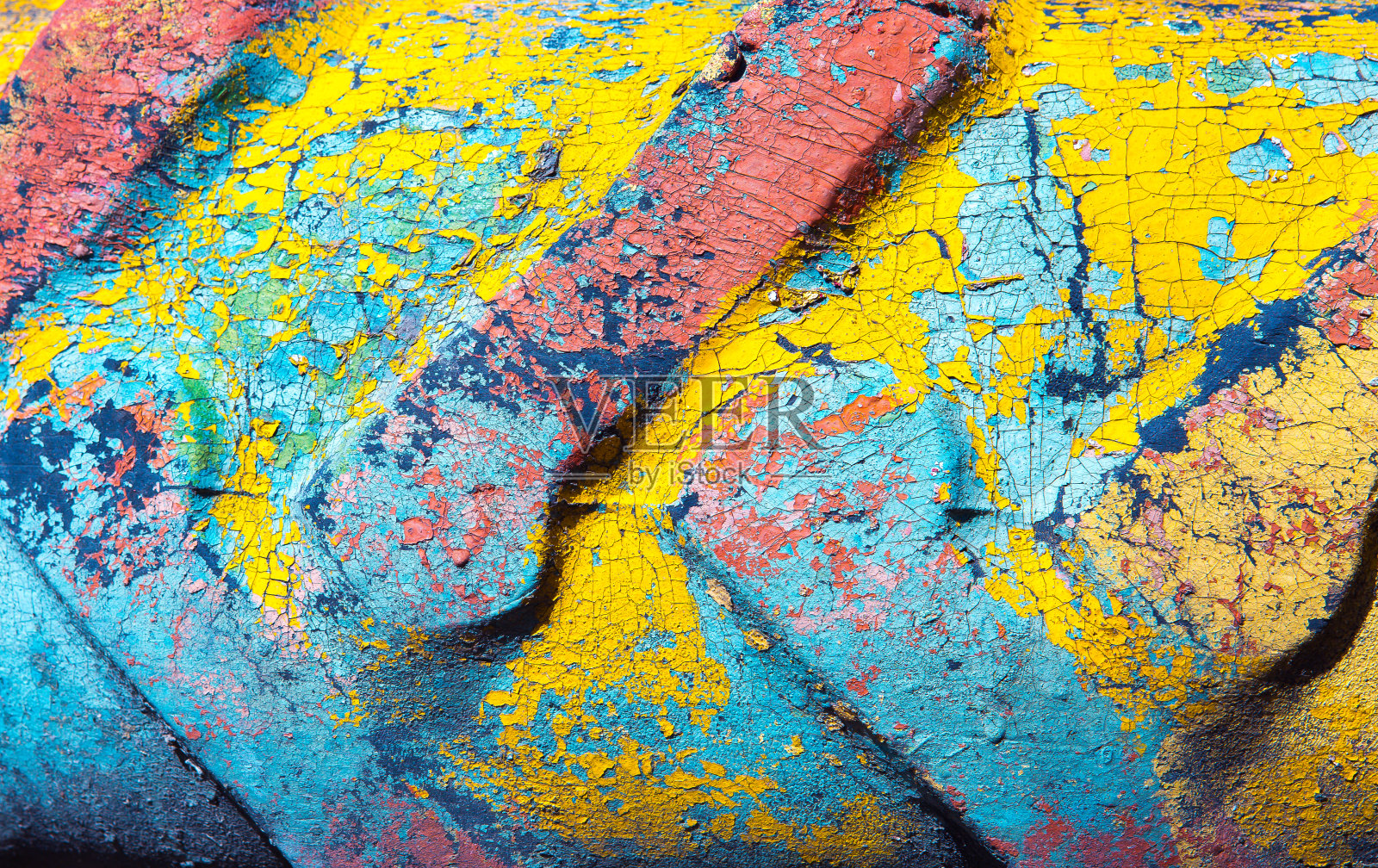 漆成各种颜色的旧汽车轮胎。照片摄影图片