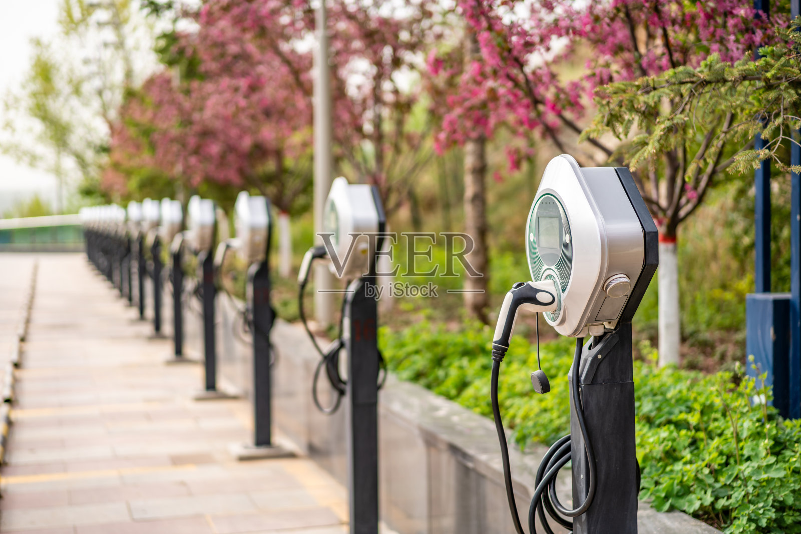 在城市公共广场设置电动汽车充电站照片摄影图片