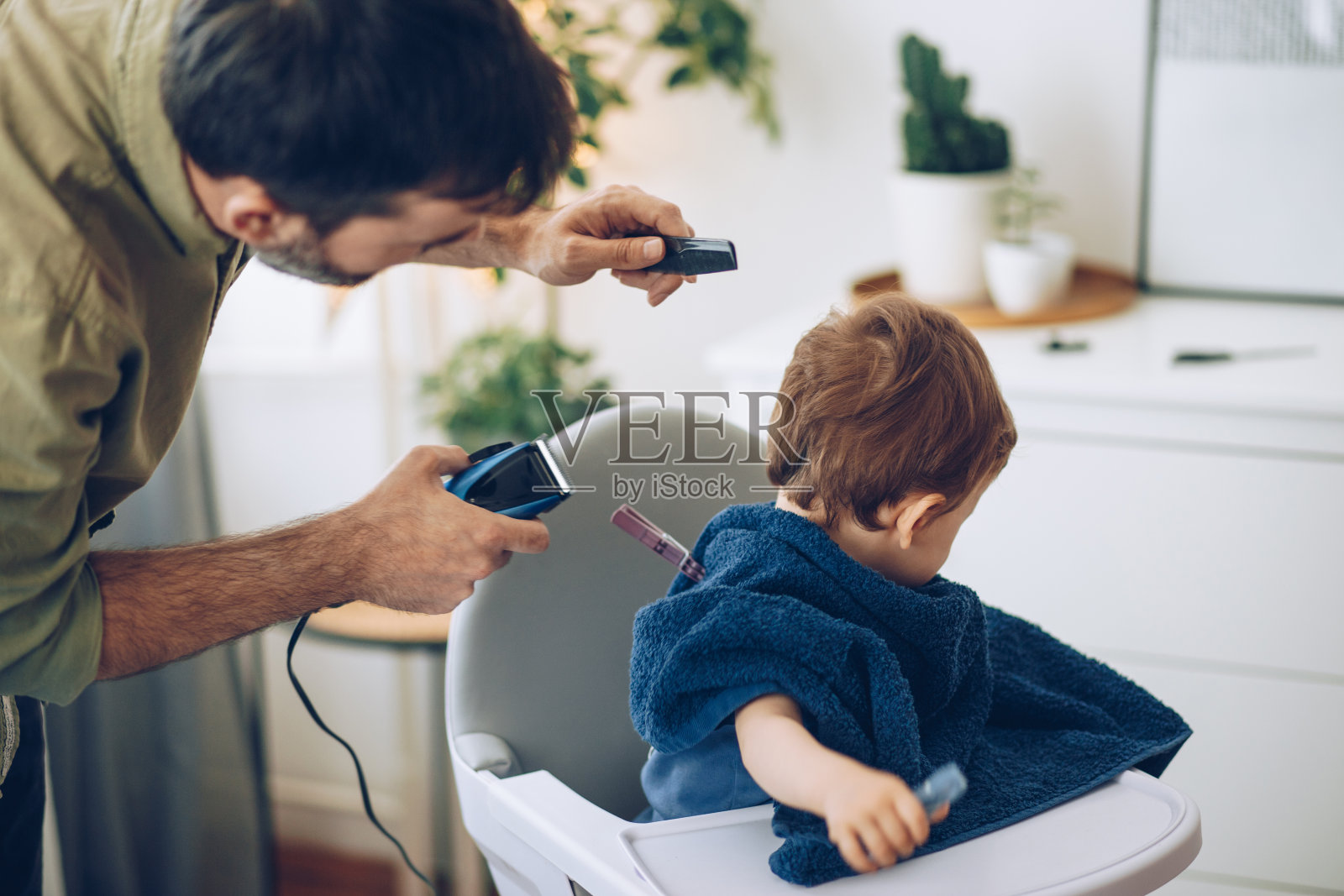 隔离期间理发照片摄影图片