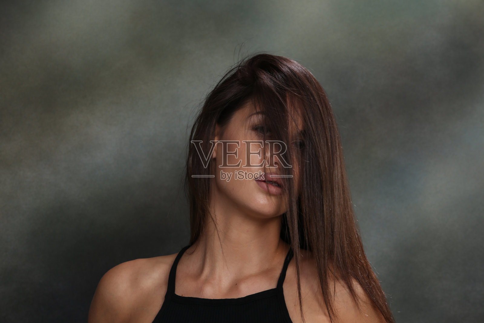 迷人的,性感的肌肉深色的白人女孩在工作室在孤立的背景摆姿势。照片摄影图片