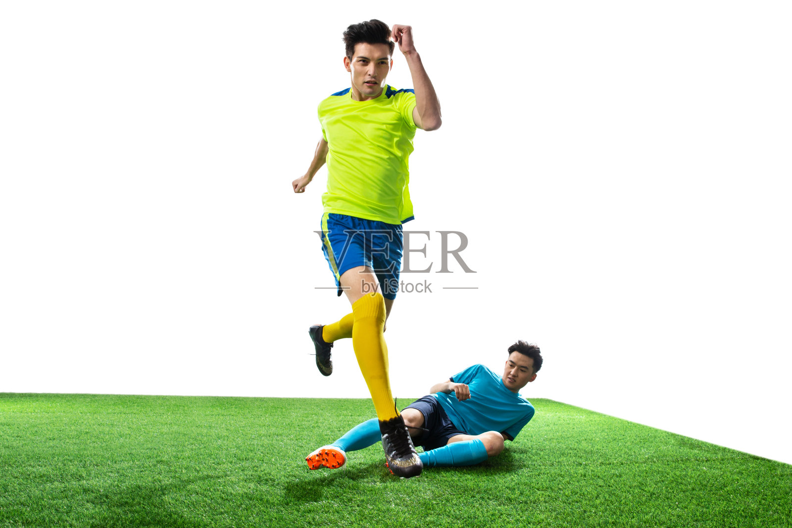 两名足球运动员踢球照片摄影图片