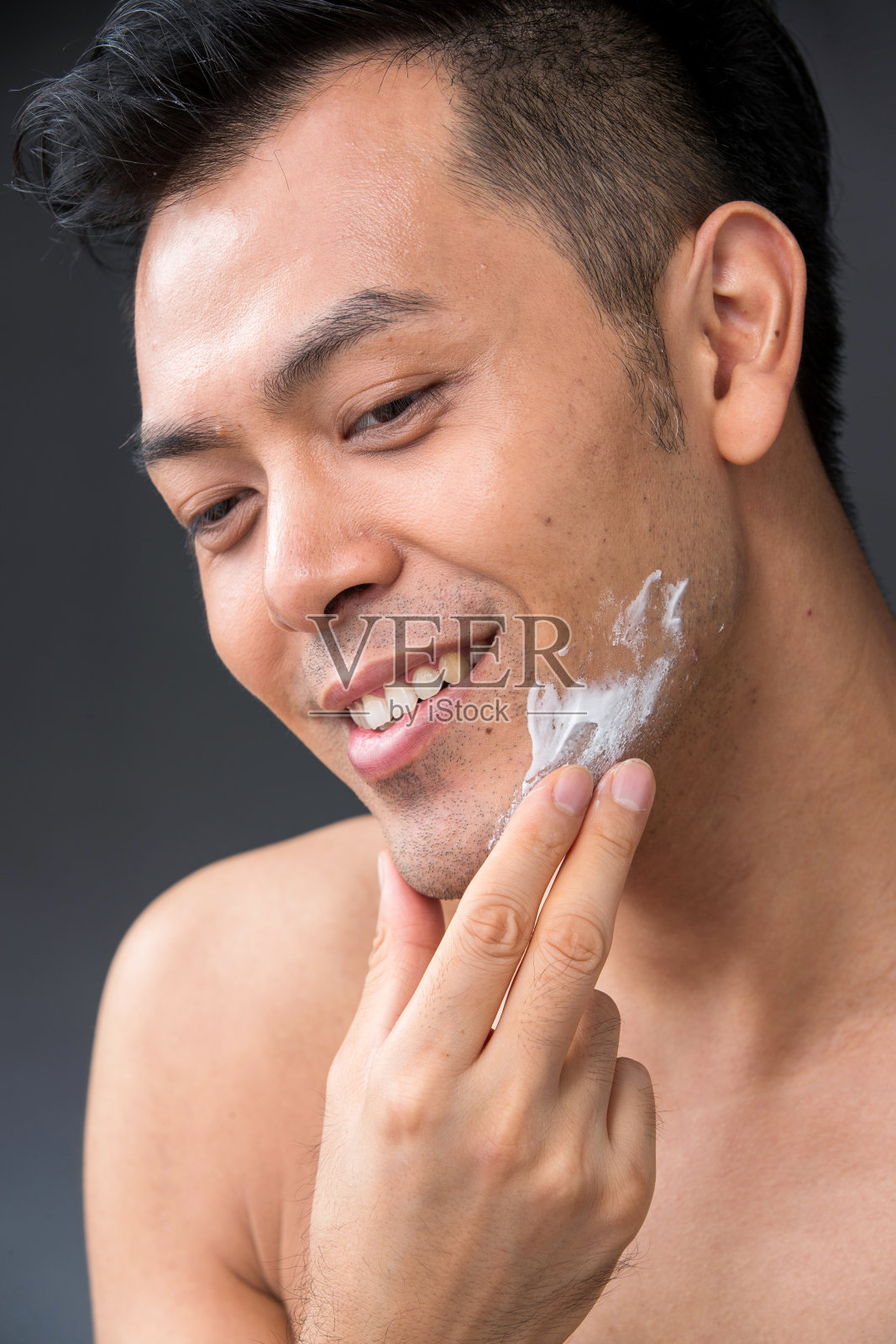 中年男人涂抹剃须膏照片摄影图片