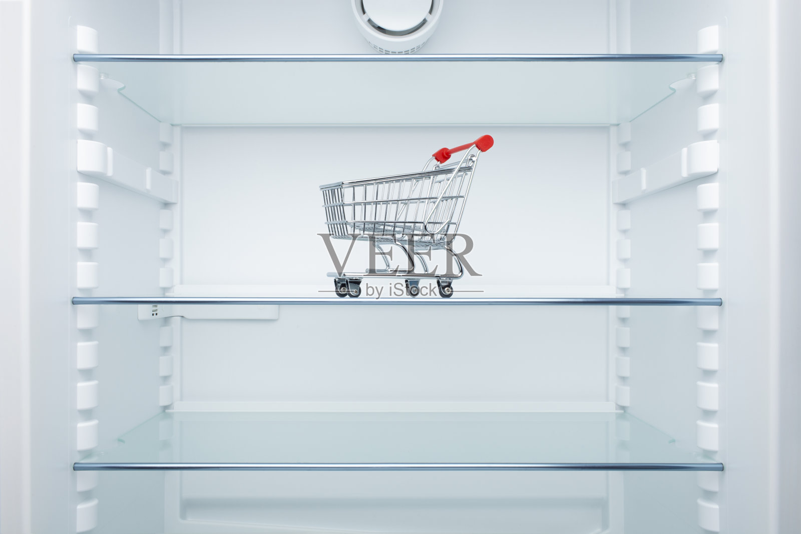空冰箱里的购物车照片摄影图片
