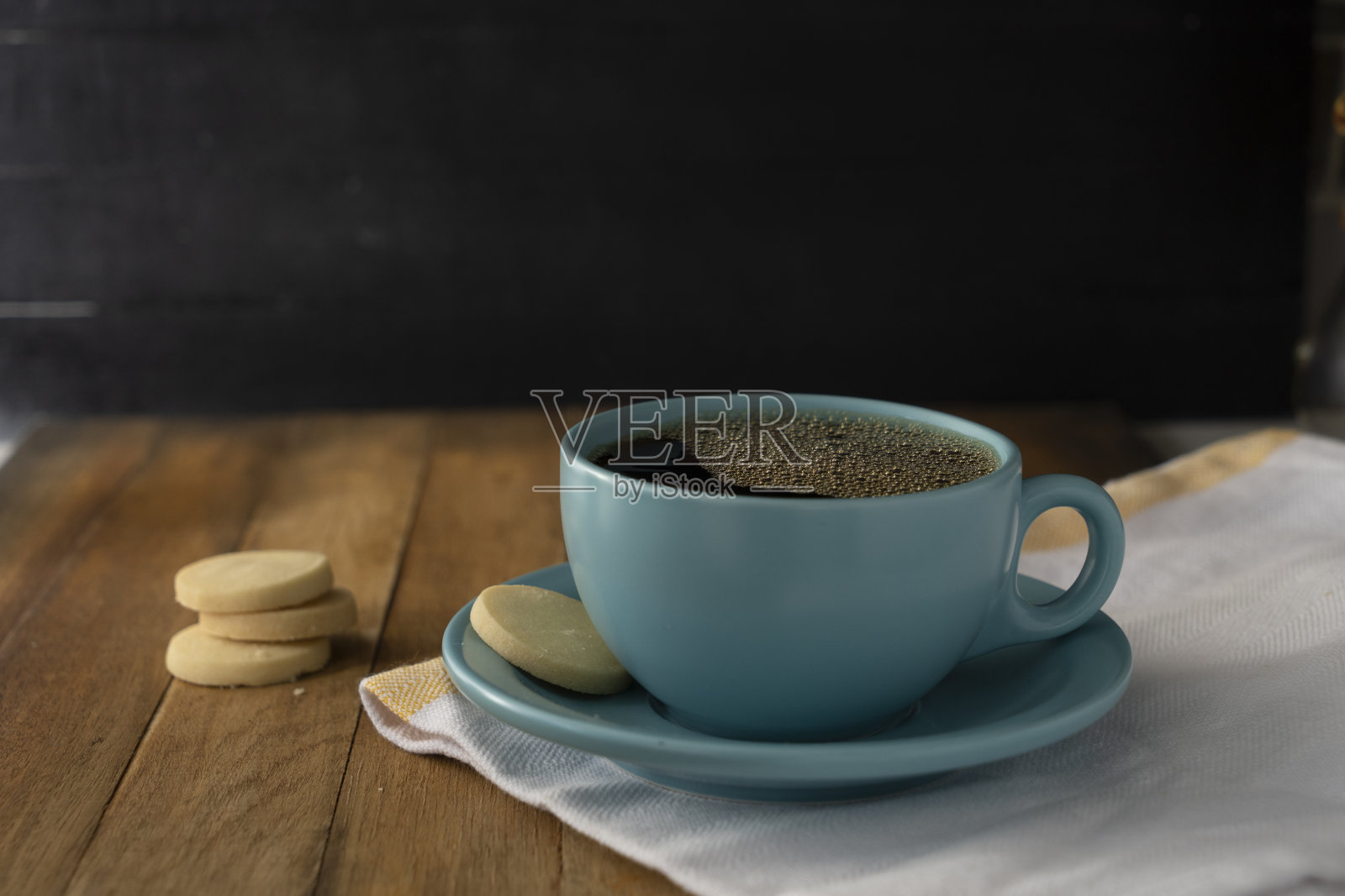 蓝色的咖啡和饼干照片摄影图片