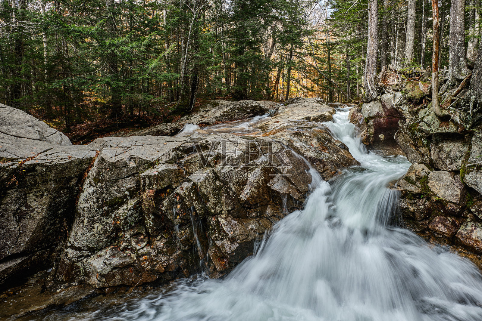 在新罕布什尔州的白山中,冰川在纯花岗岩上雕刻出的小径形成了令人惊叹的瀑布照片摄影图片