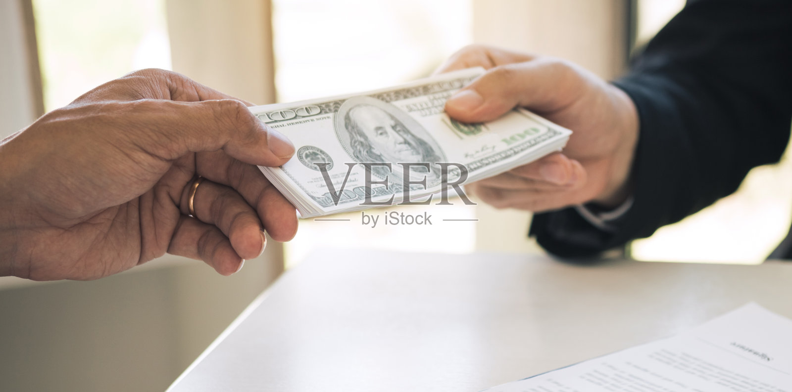 企业家接受的钱是对他们的合伙人的贿赂,而他们在公司里都是腐败的。照片摄影图片