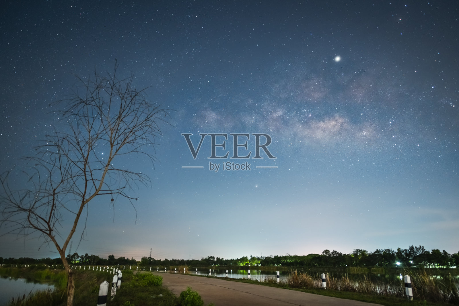 银河系的夜空照片摄影图片