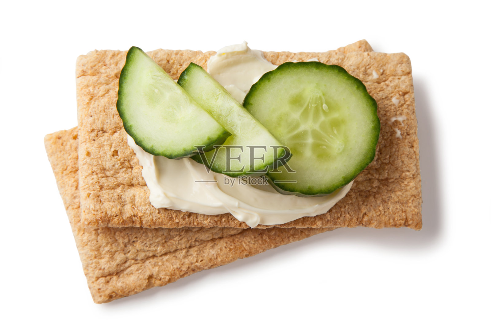 奶油芝士脆饼和黄瓜片,孤立在白色背景,俯视图照片摄影图片