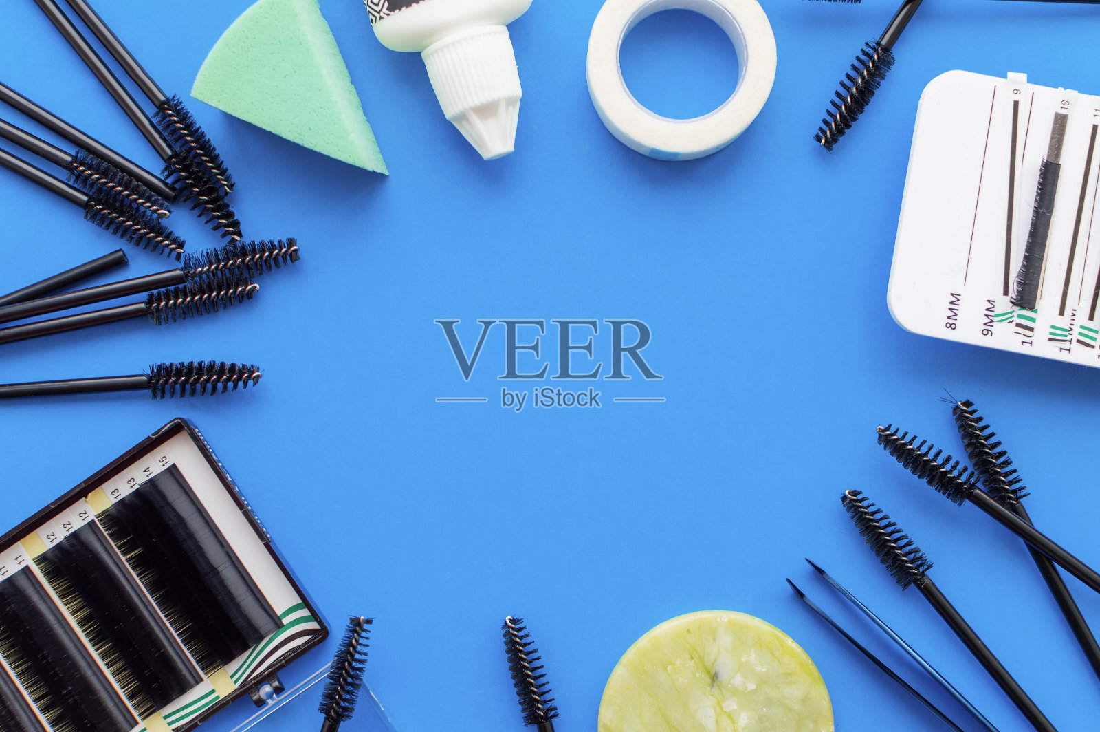 模板。工具的睫毛延伸在一个蓝色的背景与书写的地方。照片摄影图片