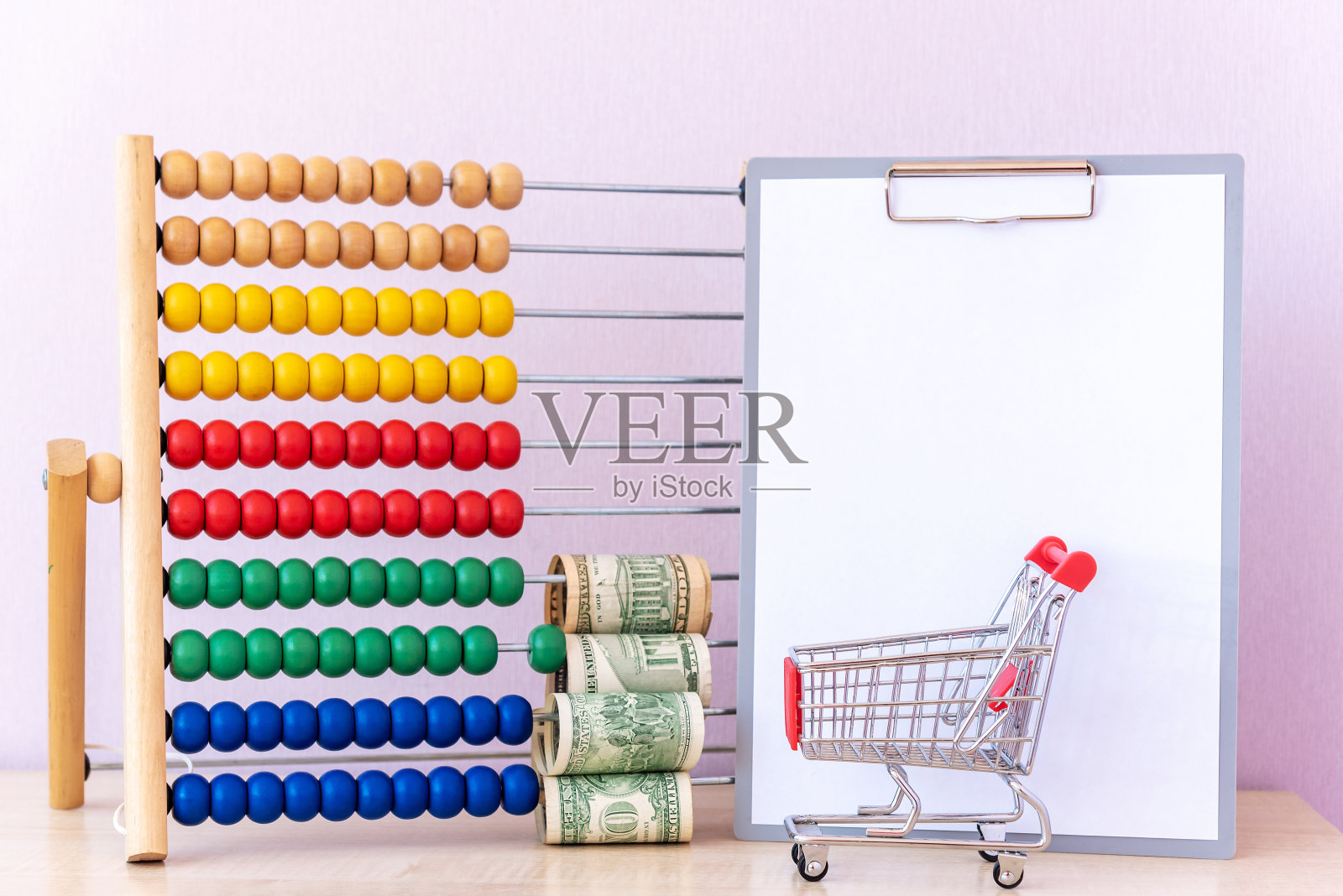 购物车和美元纸币上的钱对孩子明亮的分数帐户。金融概念照片摄影图片