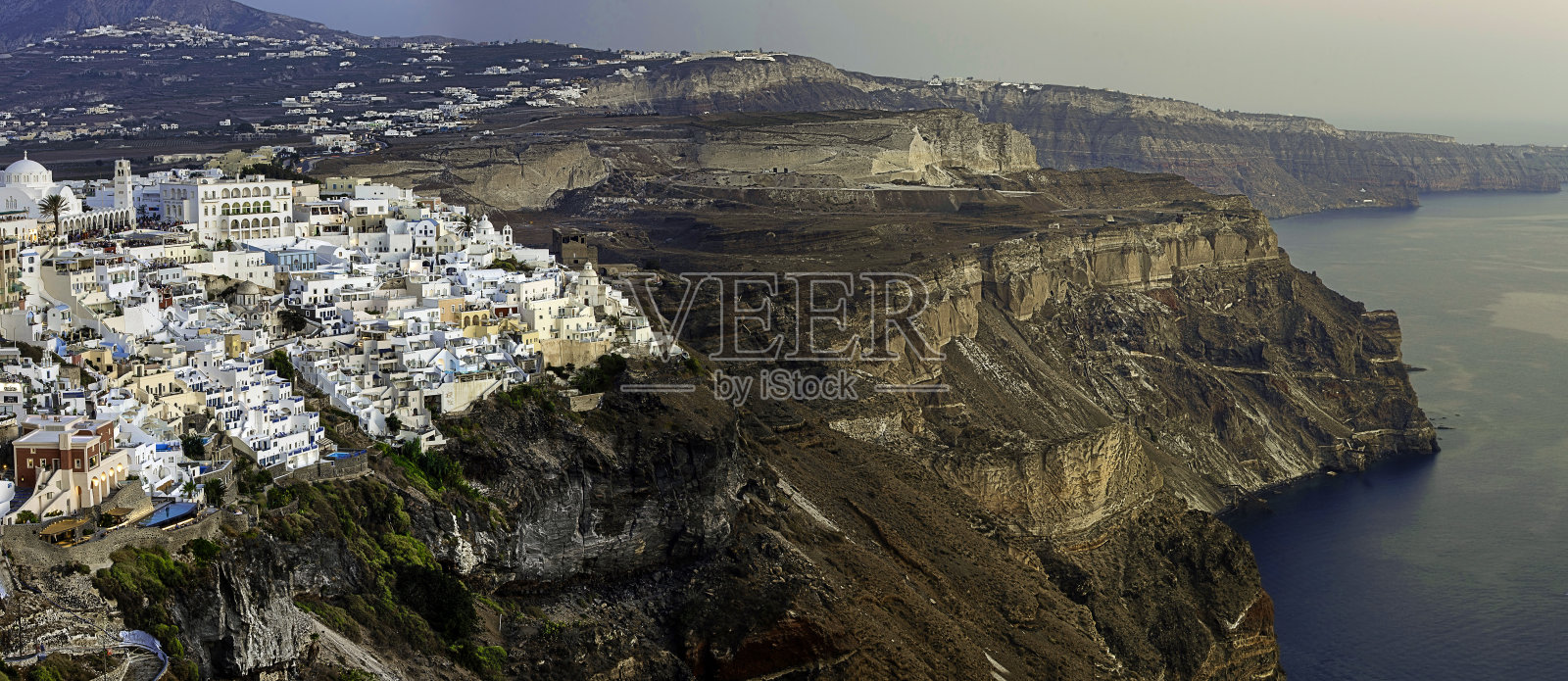 全景图圣托里尼岛,基克拉迪斯,爱琴海,希腊。首都费拉在火山火山口上的天际线。清晨鸟瞰Thira镇照片摄影图片